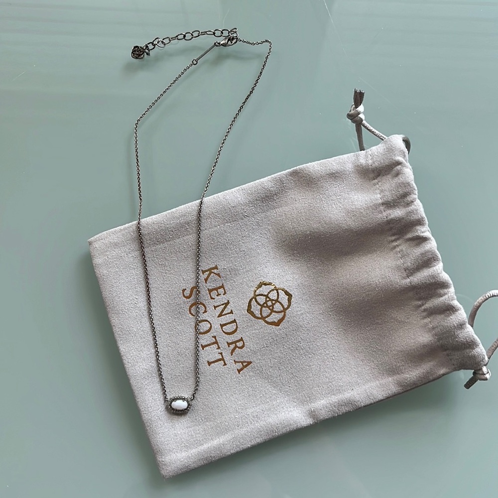 Kendra Scott necklace
